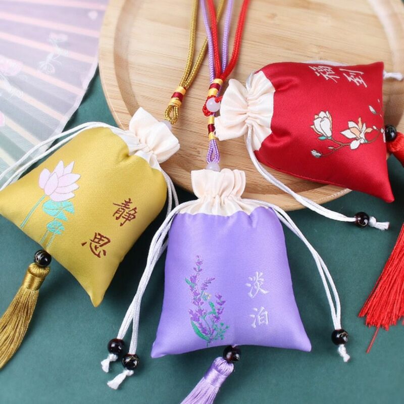 Bolsita de borlas de estilo chino, bolso bordado de loto Retro, decoración de dormitorio, adornos de coche, objetos pequeños, bolsa de joyería