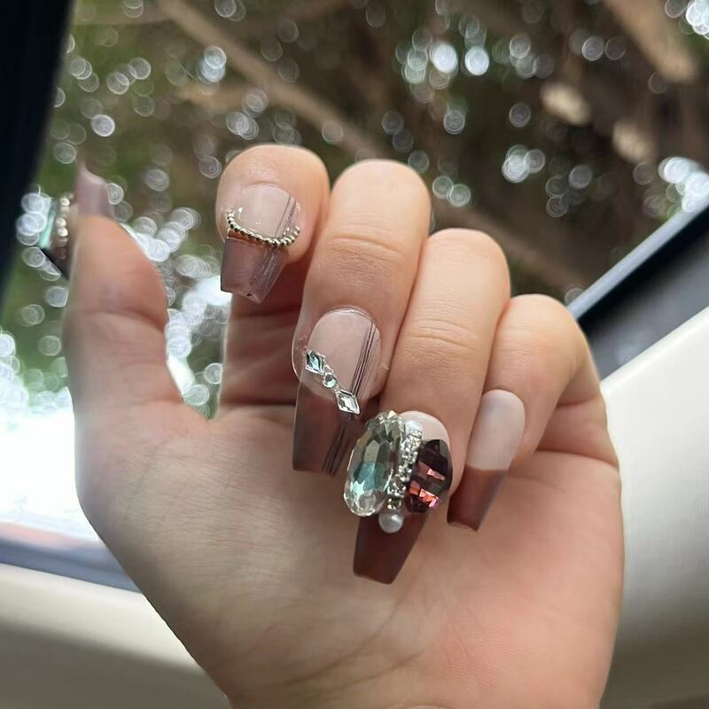 10 szt. Luksusowa brązowa francuska prasa na paznokcie z błyszczą wybuchową diamentową dekoracją z pełnym pokryciem Manicure sztuczne tipsy do paznokci sztuka
