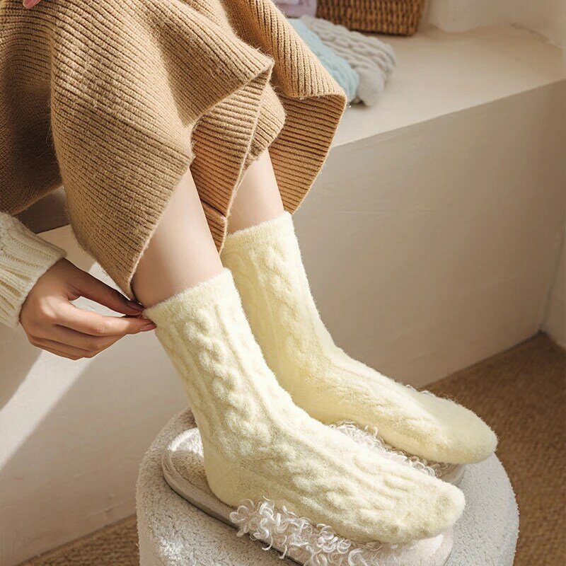 Kaus kaki handuk hangat wanita, Kasut lantai pola kepang Coral beludru dipertebal super lembut putaran setengah tabung musim dingin
