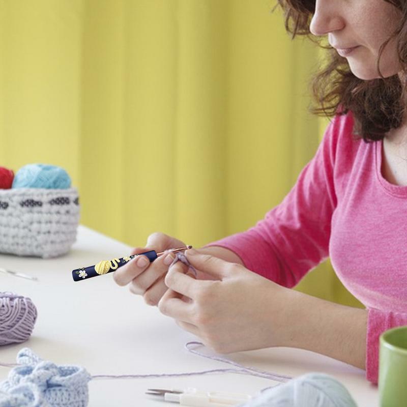 Jarum rajut pegangan ergonomis 7 buah alat aksesori jahit warna pelangi pegangan karet DIY pakaian Crochet beberapa ukuran
