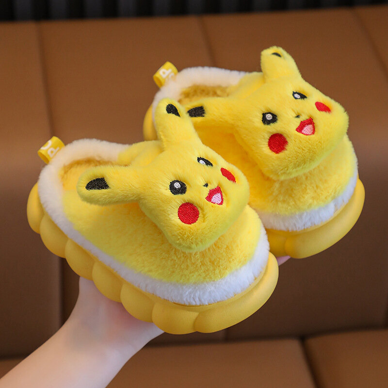 Sanrios Pikachu Мультяшные хлопковые тапочки Plus бархатная сохраняющая тепло противоскользящая износостойкая переносная кавайная повседневная обувь для путешествий