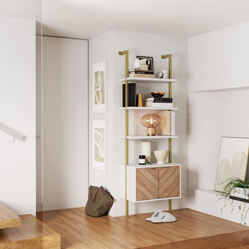 Современный книжный шкаф с узором в елочку, белые открытые полки и латунная металлическая рама для гостиной