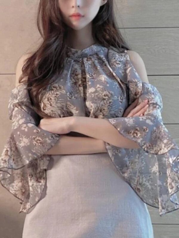 Женская шифоновая блузка с открытыми плечами, элегантная винтажная блузка с цветочным принтом и расклешенными рукавами, элегантная шифоновая блузка во французском стиле на лето