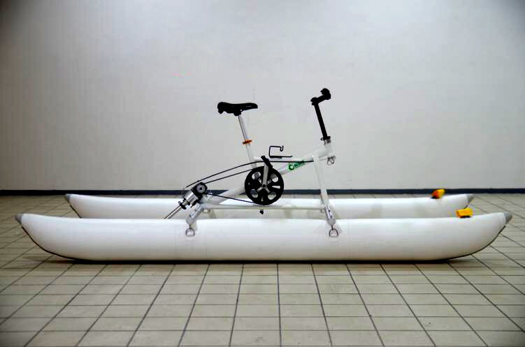 Benutzer definierte aufblasbare Wasser pedal Fahrrad Boot Wassersport ausrüstung aufblasbare schwimmende Pedal Fahrrad See Fahrrad Wasser Fahrrad zu verkaufen