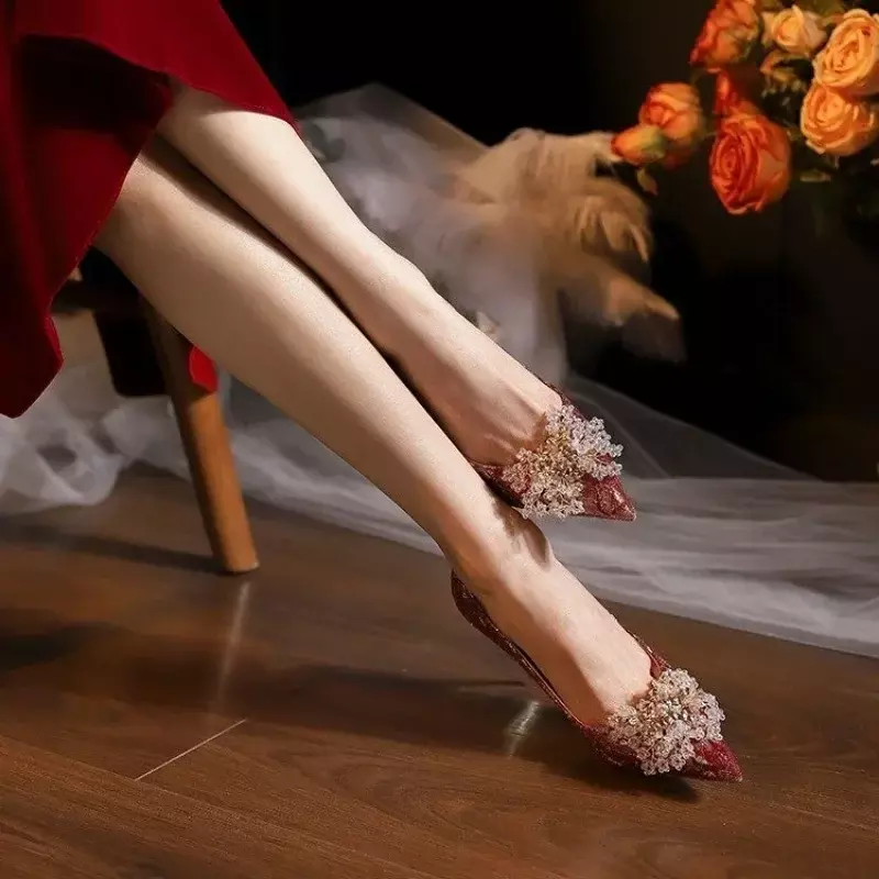 حذاء زفاف أحمر بكعب رفيع للنساء ، قوس مدبب ، طراز كريستالي صيني ، قدم غير متعبة ، كعب عالي للعروس ، جديد