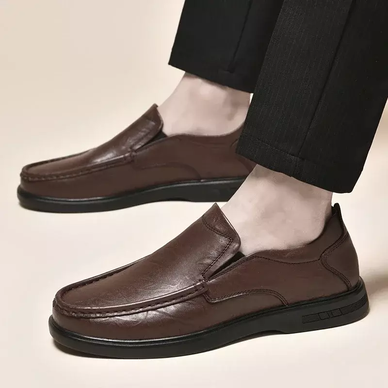 Sapatos casuais de couro para homens, dedo do pé redondo, saltos volumosos sólidos, negócios concisos, deslizamento, primavera e outono, venda quente, 2023