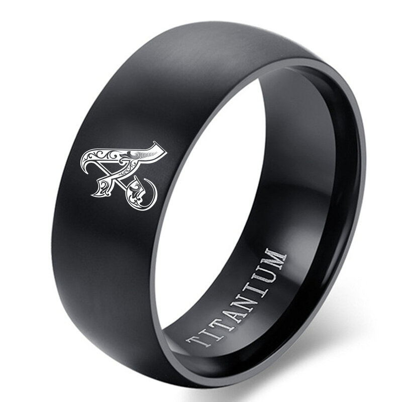 Anello Raiders in titanio nero da 8mm per uomo e donna anello iniziale personalizzato incidere l'alfabeto dalla A alla Z.