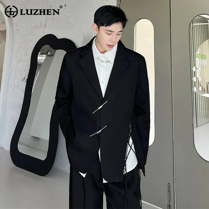 LUZHEN 남성용 비대칭 스플라이싱 디자인 블레이저 재킷, 우아한 금속 버클, 단색 루즈 캐주얼 아우터, 2024 용수철 LZ3108