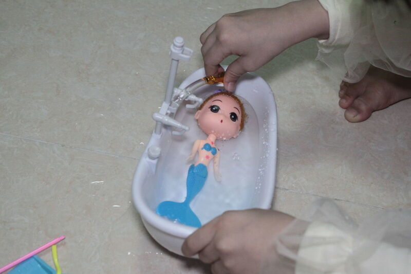 1 buah mainan boneka rumah bermain anak perempuan bak mandi dioperasikan dengan baterai burung bayan putri duyung otomatis mainan lucu