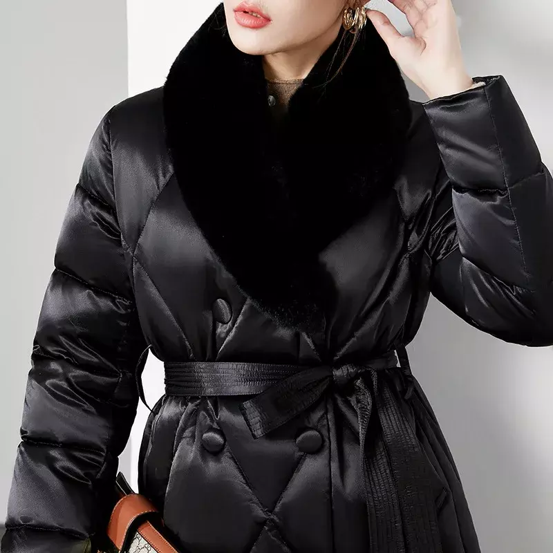 女性用ダックダウンジャケット、厚くて暖かい、ミディ丈、ダイヤモンドチェックウエストバンド、光沢のある毛皮の襟のジャケット、90% Whi