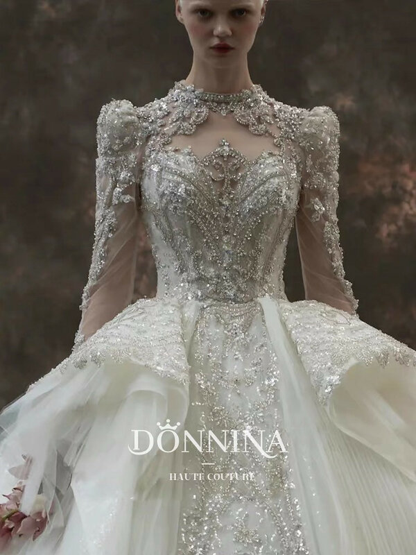 Luksusowe suknie ślubne koronkowe z paskiem wysadzanym kryształkami metalowy sąd pociąg cekiny na szyję z długim rękawem wzburzyć lśniąca suknia ślubna typu princeska