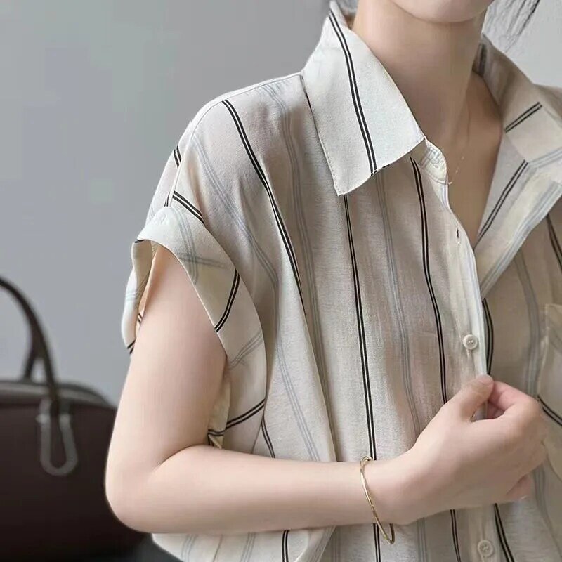 Женская летняя блузка в полоску, Повседневная Свободная рубашка в Корейском стиле на тонких пуговицах, с отложным воротником и короткими рукавами, с карманами, новинка 2024