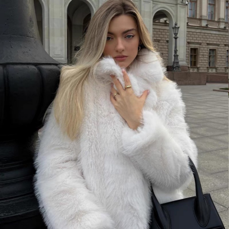 Mantel bulu palsu wanita, pakaian jalanan musim dingin gaya putih halus 2023 mantel baru untuk wanita