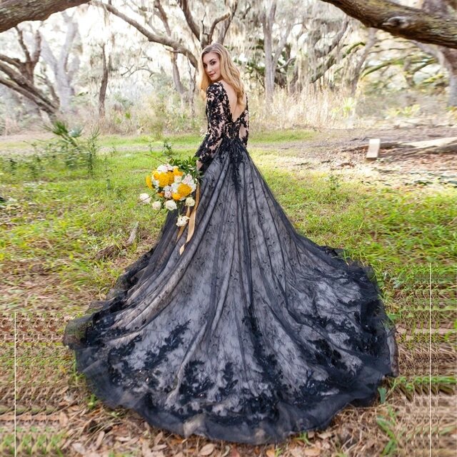 Dekolt w szpic koronkowa suknia ślubna w stylu Vintage nowe gotyckie czarne suknie ślubne Backless linia Pastrol Vestido De Novia Court Train