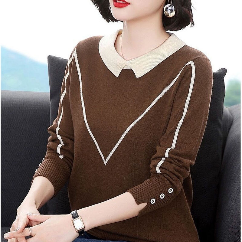 Женская осенне-зимняя трикотажная рубашка кофейного цвета с кукольным воротником