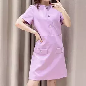 Damska fioletowa mini sukienka z metalowymi guzikami, dekoltem w kształcie litery O, z krótkim rękawem, prosta, elegancka mini szata