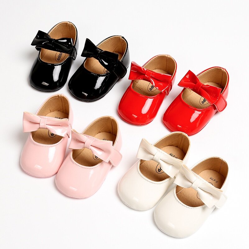 Sepatu bayi perempuan baru lahir, kulit PU pertama berjalan dengan pita merah hitam merah muda putih sol lembut Non-slip sepatu buaian