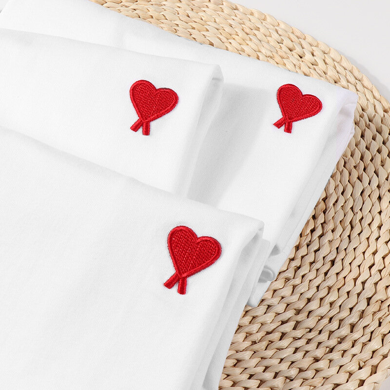 T-shirt bianca a maniche corte ricamata a cuore di alta qualità con scollo tondo in puro cotone aderente moda uomo e donna