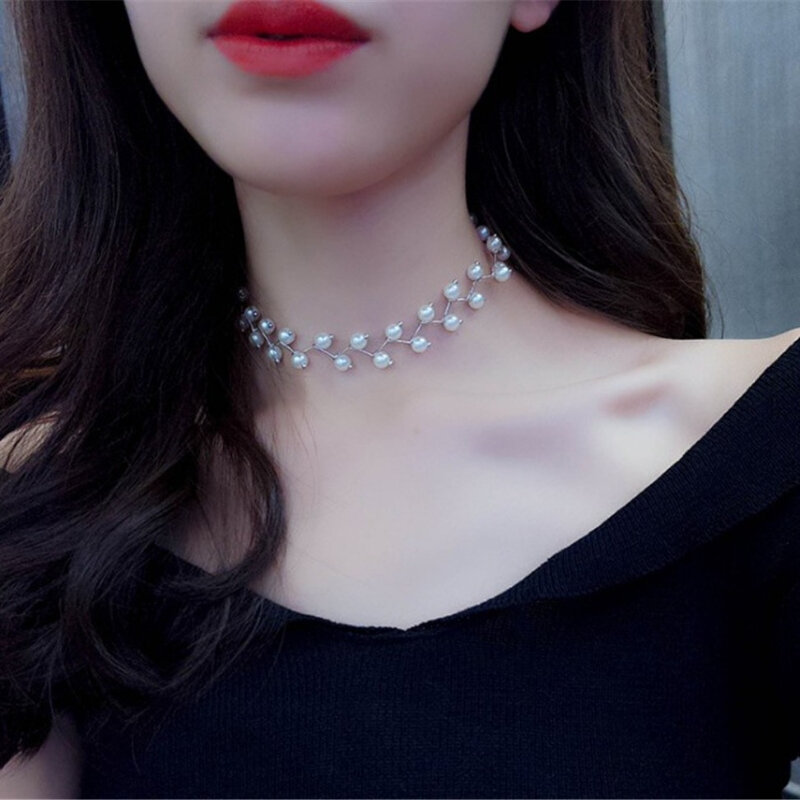 2024 collana corta semplice accessori per il collo delle donne cinturino per il collo girocollo coreano catena per clavicola di perle cinturino per il collo delle donne