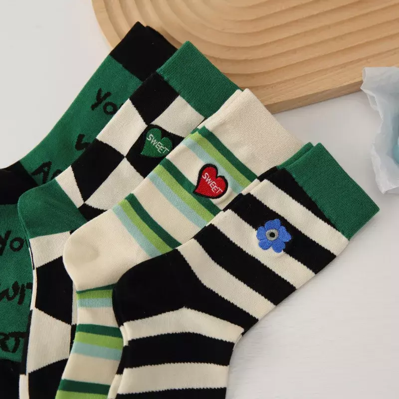 Зеленые полосатые носки с цветочной вышивкой, милые хлопковые носки в клетку с геометрическим рисунком сердечек и надписями для женщин, повседневные носки