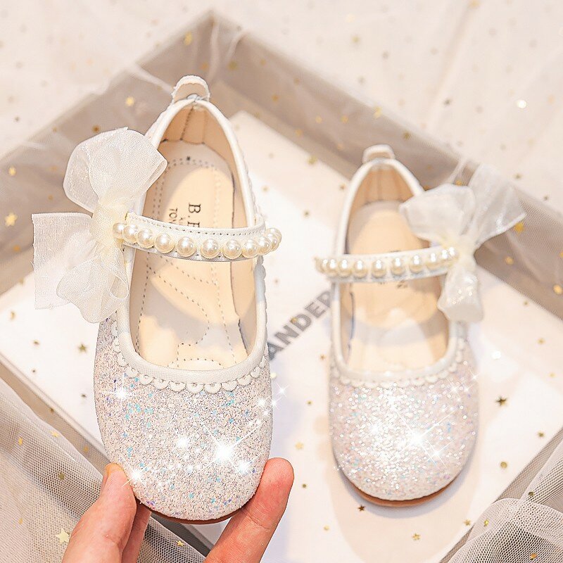รองเท้าแฟชั่นสำหรับเด็กผู้หญิง Mary Janes สำหรับงานเลี้ยงงานแต่งงานโชว์2023ด้านข้างประดับด้วยไข่มุกรองเท้าเจ้าหญิงสุดเก๋รองเท้าเด็กกันลื่น