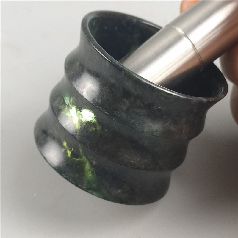 La medicina naturale Wang Shi Serpentine Slub Cup ha una tazza di vino in giada con inchiostro verde oliva magnetico.