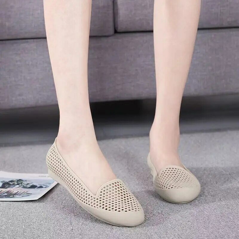 New Women's Summer Baotou Hollow Flat Sole Sandal Free Shipping Soft Sole Non Slip Shallow Slip-On Beach Sandals Mom's Sandals