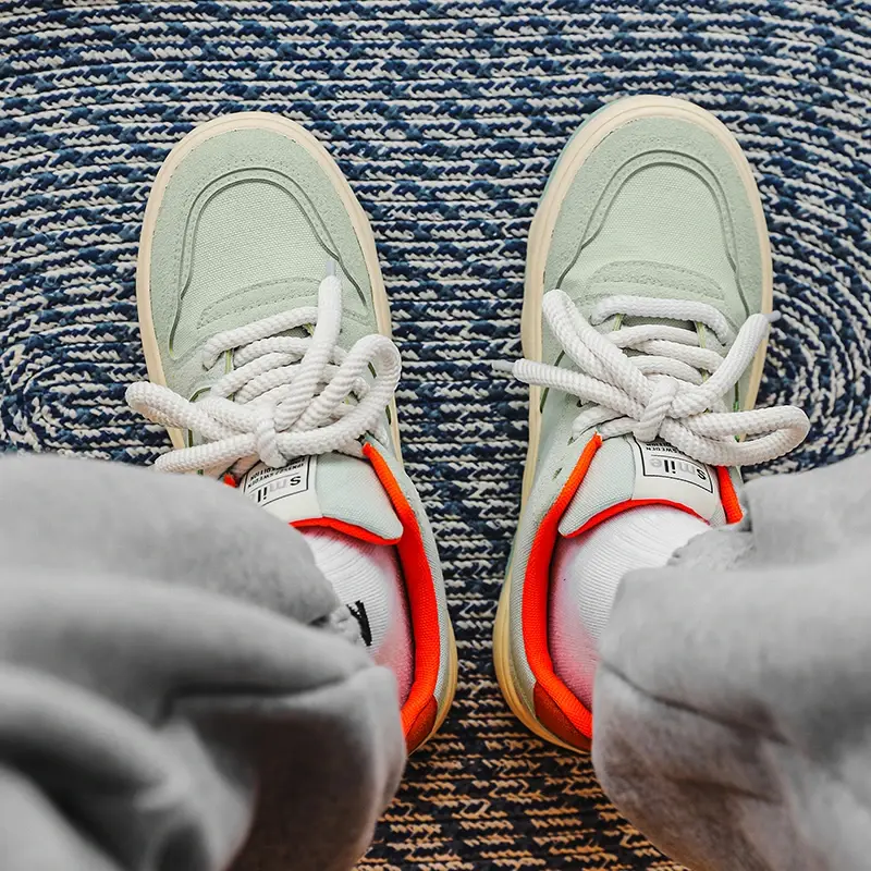 Zapatos vulcanizados con cordones para hombre, zapatillas informales versátiles para jóvenes, de diseño, a la moda, colores mezclados, Otoño, 2023