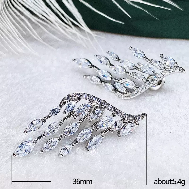 2024 splendidi orecchini a bottone a forma di ala d'angelo per le donne Full Bling Bling White CZ Stone accessori moda per feste di matrimonio 2023