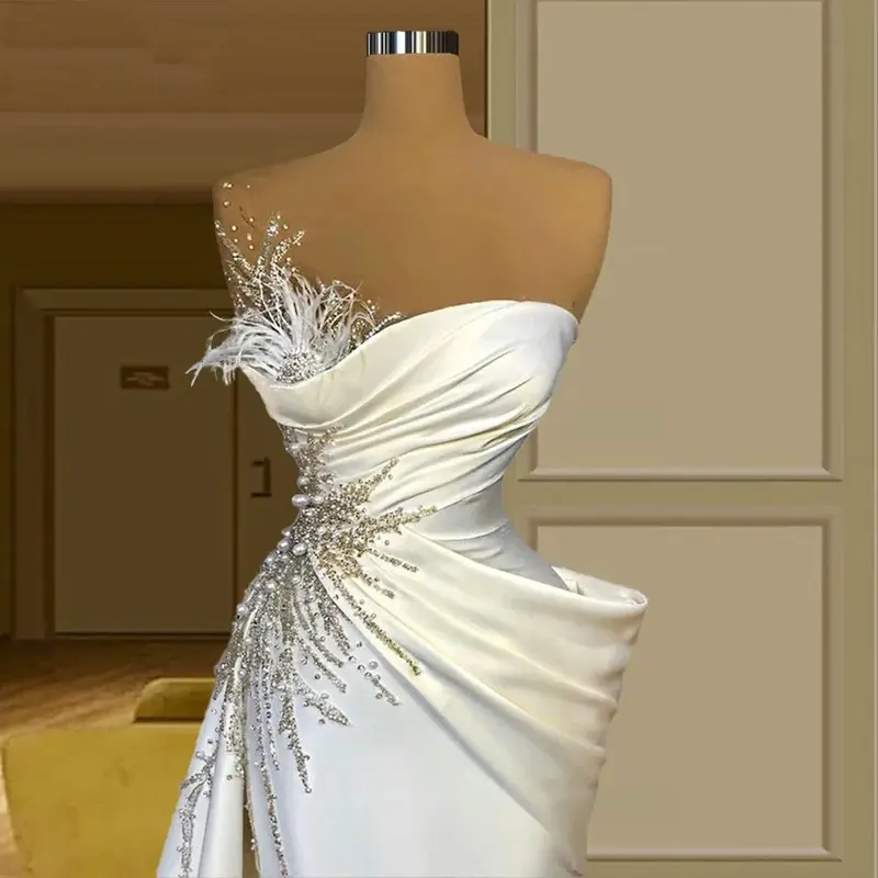 Seksowna syrenka panna młoda balowa suknia ślubna na jedno ramię naklejka z długi z koralikami rękawem z dzielonym dywanem na plaży, romantyczny ślub