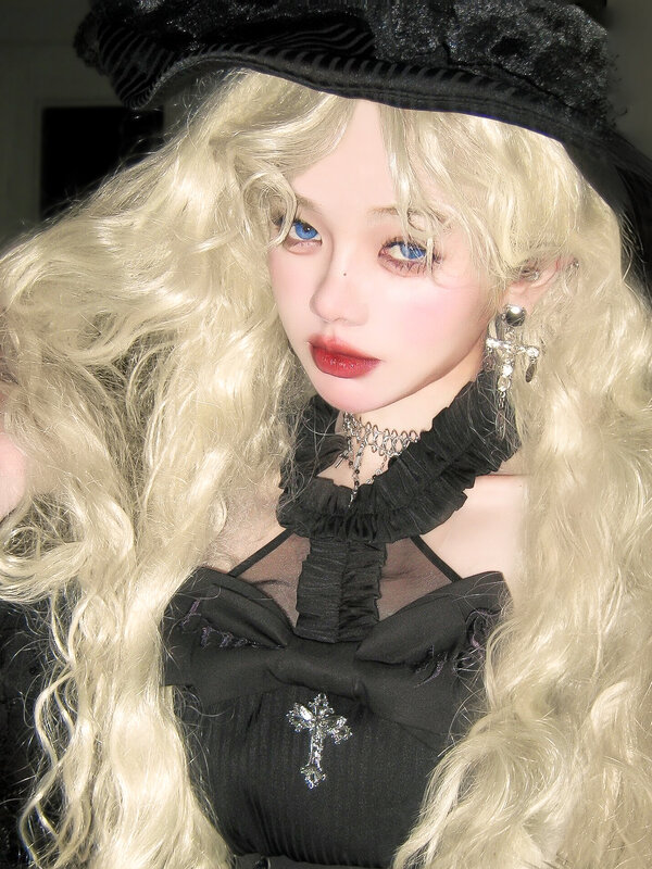 Kleine Locken Perücke Frauen langes lockiges Haar hell golden süß Lolita Wasser Welligkeit natürliche Simulation voller Kopf