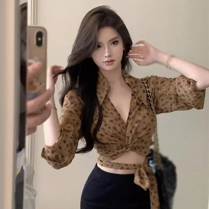 Camisa de manga larga de leopardo con cuello en V para mujer, camisa delgada con ombligo expuesto, vendaje de temperamento Sexy, Retro