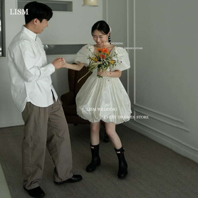 Lism ชุดเดรสแต่งงานแบบเรียบง่ายคอเหลี่ยมแขนสั้นพองทรงเอยาวถึงเข่าชุดเจ้าสาวทางการถ่ายภาพสำหรับเกาหลี