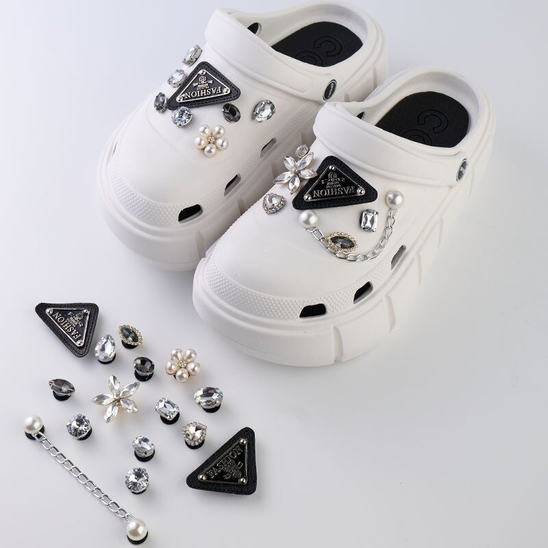 Croc Shoe Charms triangolo marca strass staccabile catena di perle sandali pantofole accessori decorazione personalizzata regali per feste