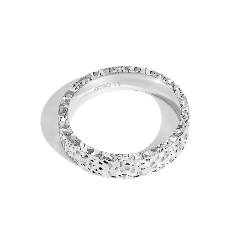 Neuer s925 Sterling Silber Ring für Frauen mit Schwerindustrie Fischs chuppen muster, einfaches und modisches Design, geschlossener Ring