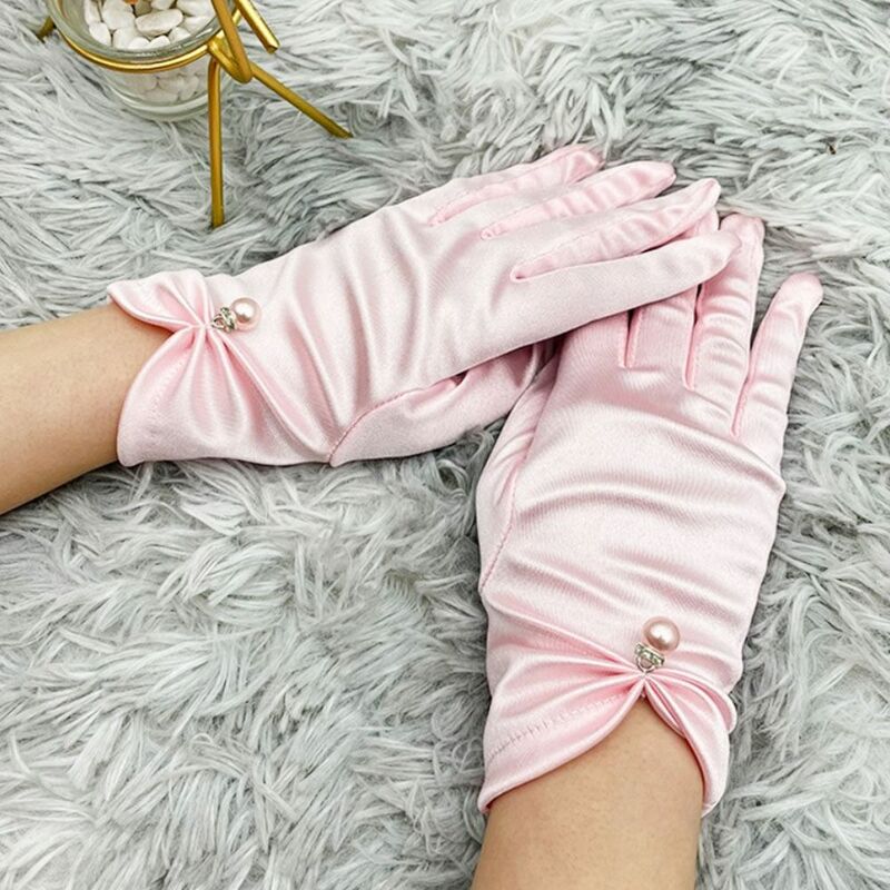 Модные женские перчатки до запястья, сексуальные элегантные Короткие атласные эластичные перчатки с жемчужным бантом для женщин и девушек, солнцезащитные перчатки для рук