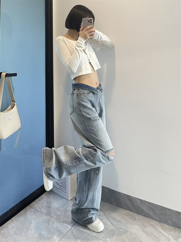 Calça jeans azul clara reta feminina, buraco lavado, fundo largado, vintage, casual, fina, jovem garota, estilo de rua, feminina