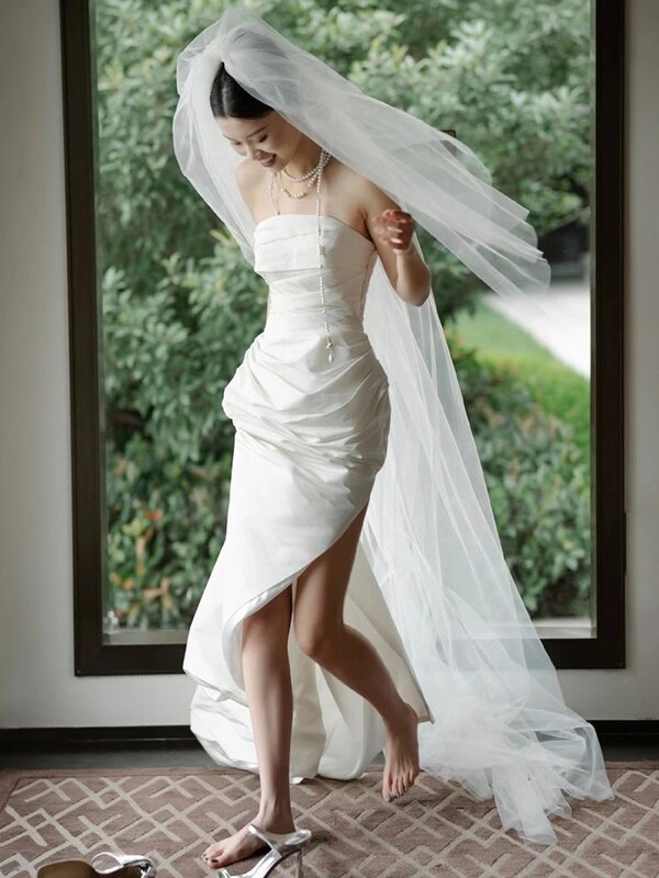 ชุดแต่งงานแสงเกาะอกโมริเส้นด้ายซาตินสีขาวเรียบง่ายสำหรับถ่ายภาพอารมณ์เจ้าสาวท่องเที่ยวใหม่
