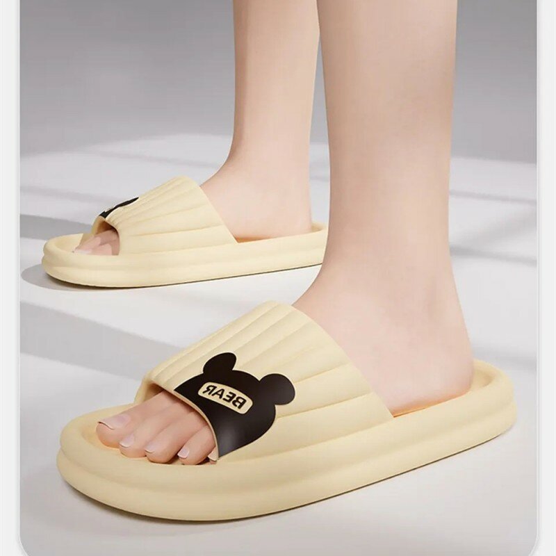 Pantofole da donna con suola spessa Cartoon Bear Summer Beach Slides uomo bagno sandali morbidi antiscivolo scarpe ultraleggere pantofola per coppie