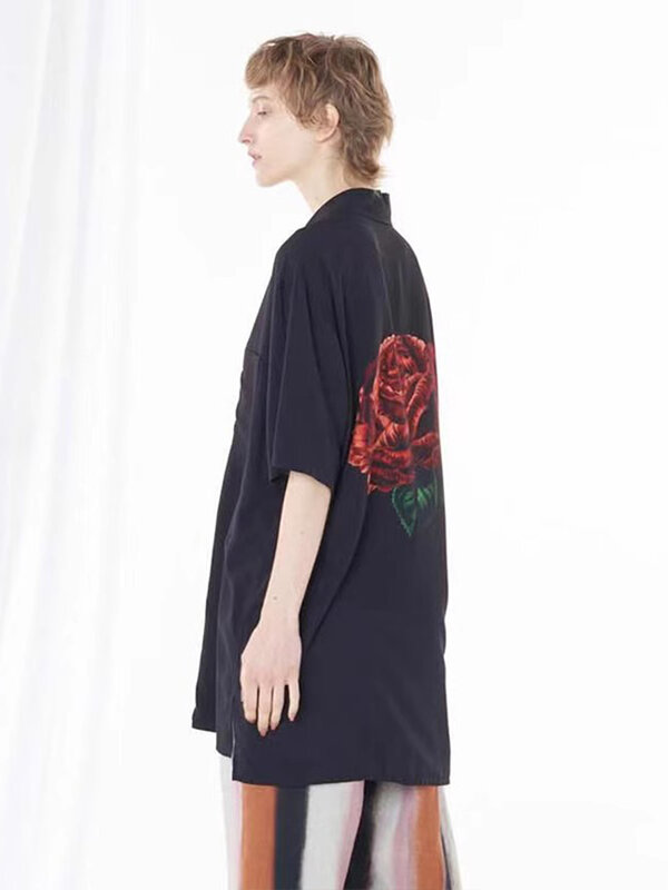 Ein großes Kurzarmhemd mit Rosen druck Yohji Yamamotos Homme Herren hemden für Herren bekleidung Unisex-Hemd für Damen