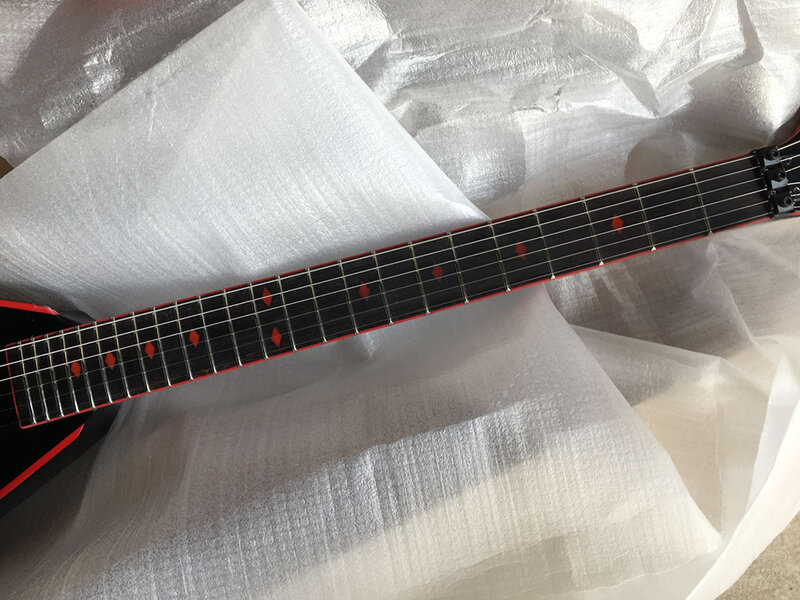 6-strunowa czarna gitara elektryczna w kształcie litery V z Floyd Rose, palisandrową podstrunnicą