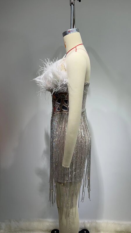 Облегающее мини-платье без бретелек, с перьями и блестками