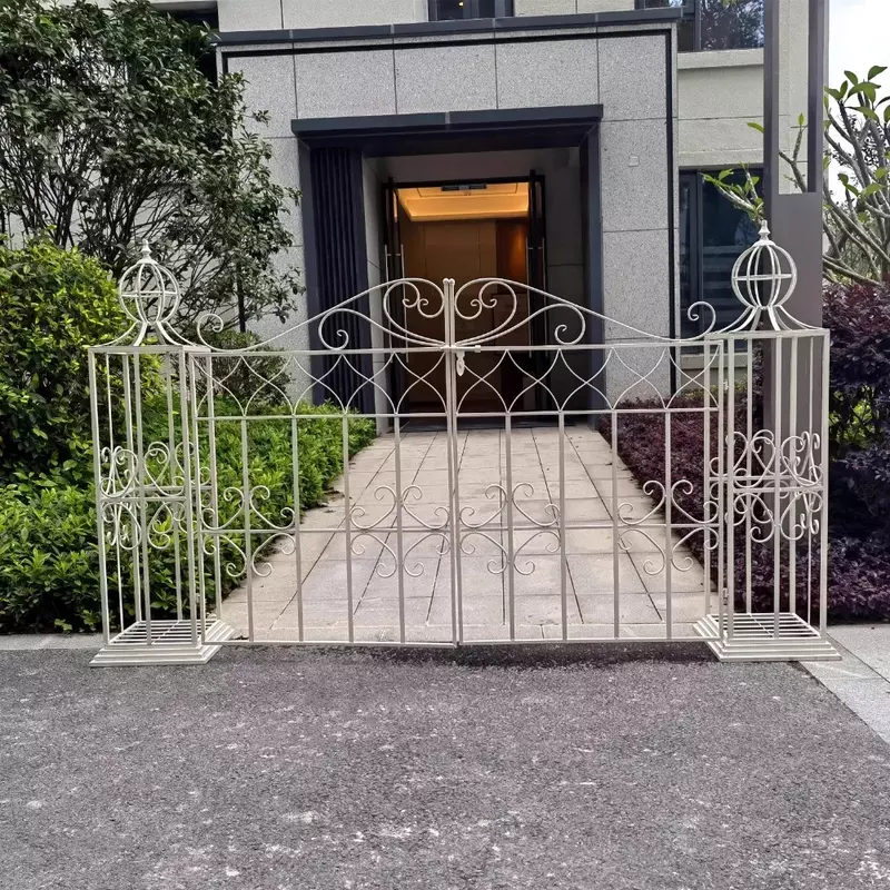 Drzwi dziedzińca w stylu europejskim są wykonane z retro kute żelazo, a stary drzwi wejściowe na dziedzińcu, ogród willi, kolumna