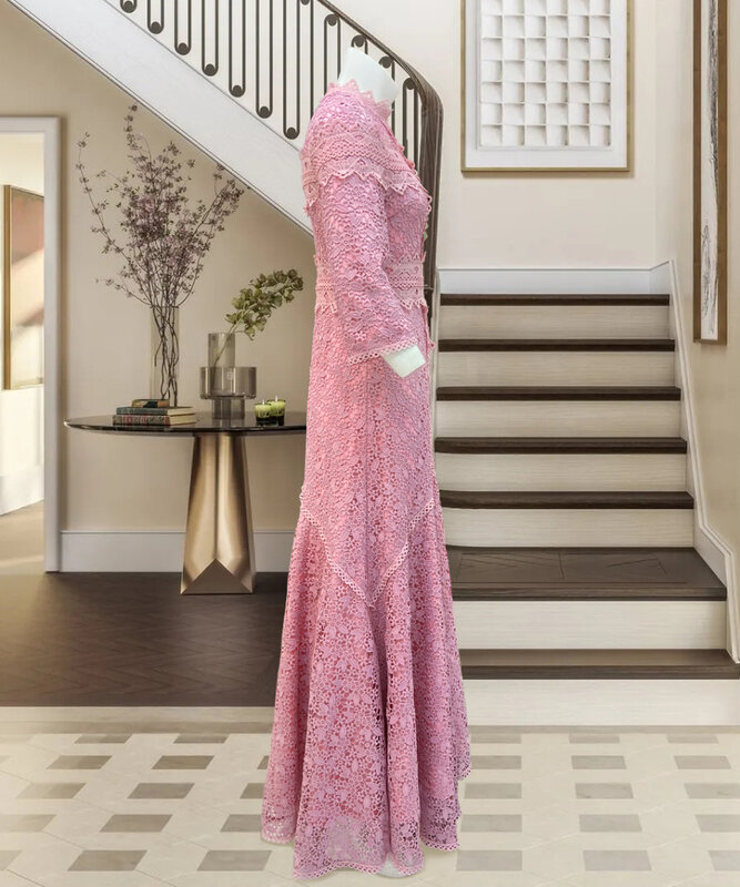 Robe longue irrégulière en dentelle rose à la mode, coupe haute et basse