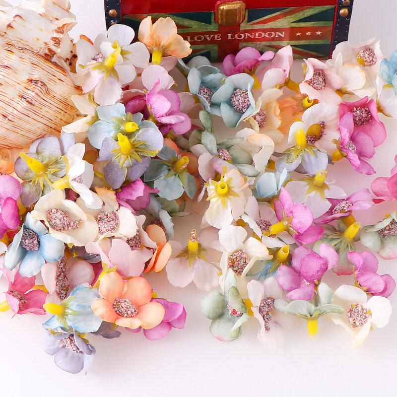 50/100個多色デイジーの花のヘッドミニシルク人工花の結婚式ホーム装飾クリスマス花輪スクラップブッキング