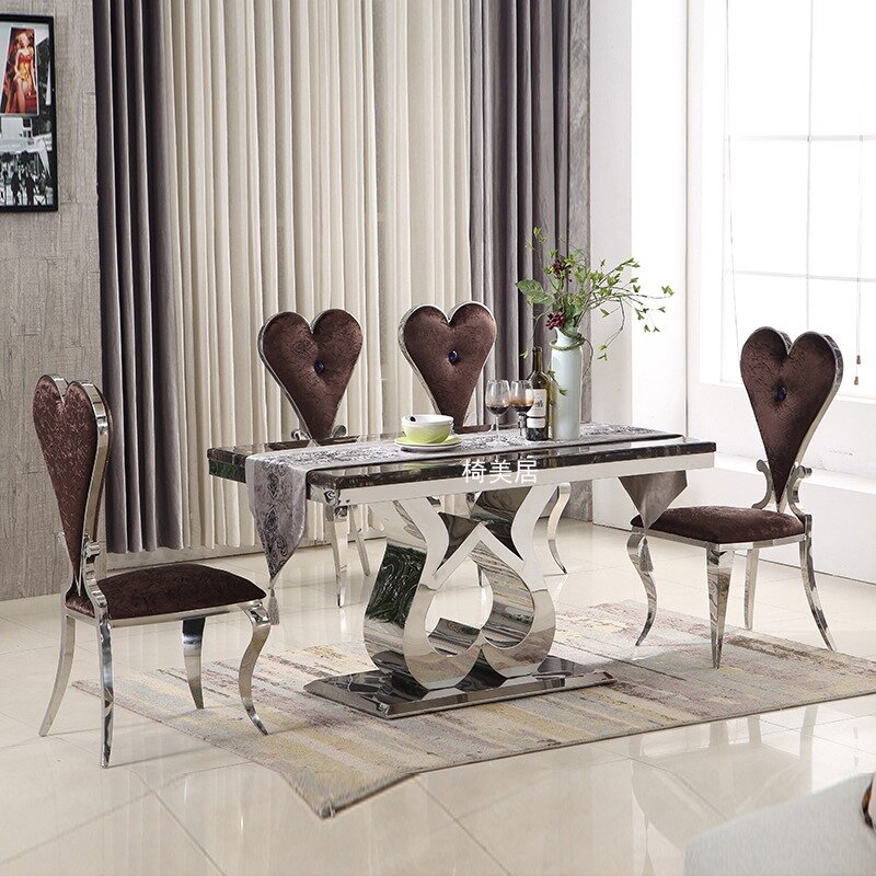 La sedia da pranzo in acciaio inossidabile a forma di cuore è semplice e alla moda, il nuovo ristorante moderno in flanella di pelle dell'hotel in stile europeo