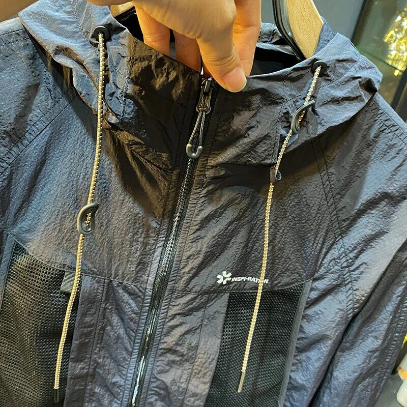 UPF50 jaket perlindungan matahari pria, pakaian bertudung musim panas ringan untuk olahraga luar ruangan, bernapas, kulit