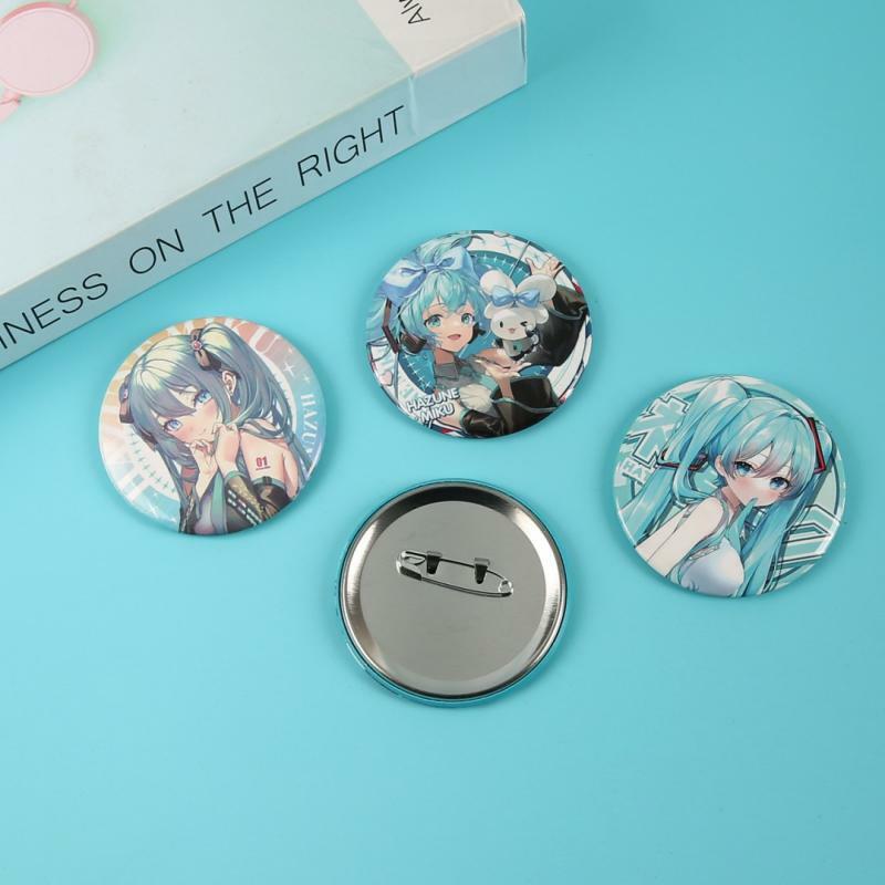 Broche de insignia de Anime Hatsune Miku, decoración de mochila de ropa, colgante de dibujos animados, nuevos accesorios de colección Miku bidimensionales