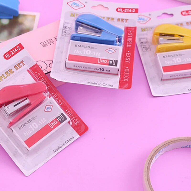 Mini Stapler เครื่องเย็บกระดาษแบบพกพา อุปกรณ์สำนักงานอุปกรณ์เสริมสำหรับเด็กนักเรียน Built-in Staple Pins Remover D5QC