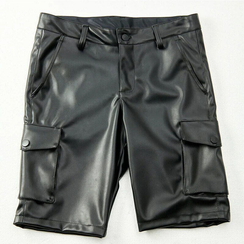 กางเกงขาสั้นผู้ชายสีดำด้านหนังสังเคราะห์มีกระเป๋าแฟชั่นลำลอง PU กางเกงทรงสลิมสไตล์ซาฟารีฤดูร้อน